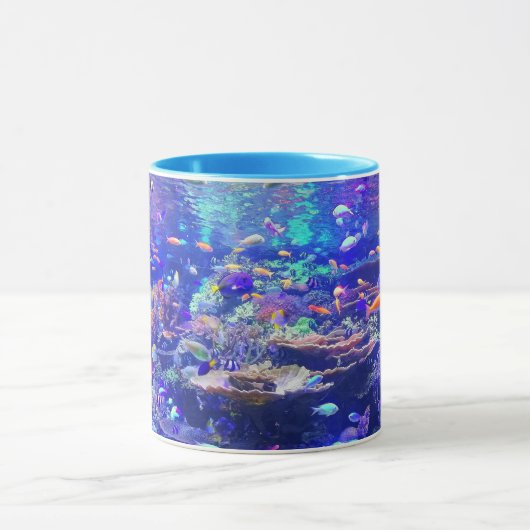 Vibrierendes buntes tropisches Fisch-Aquarium Tasse (Zentrum)