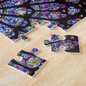 Vibrierendes und buntes Notre Dame-Buntglas Puzzle (Seite)