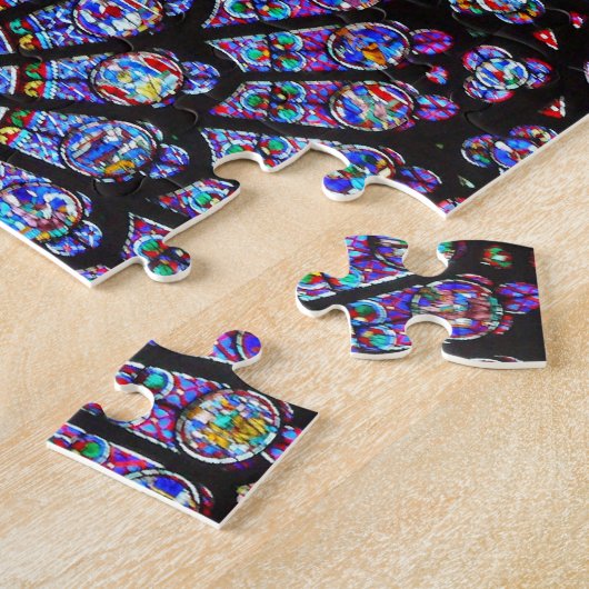 Vibrierendes und buntes Notre Dame-Buntglas Puzzle (Seite)