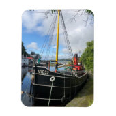 Vic32 Puffer Boat in Crinan Canal Basin, Schottlan Magnet (Vertikal)
