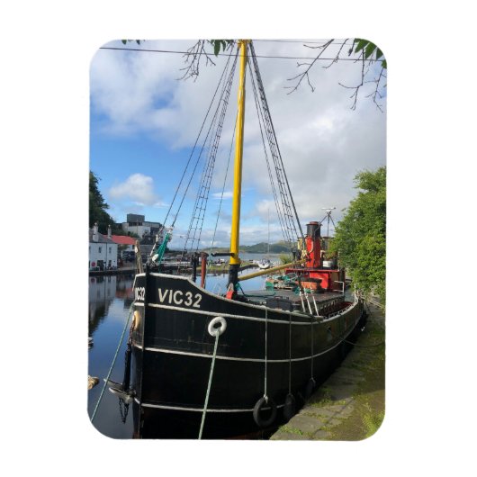 Vic32 Puffer Boat in Crinan Canal Basin, Schottlan Magnet (Vertikal)