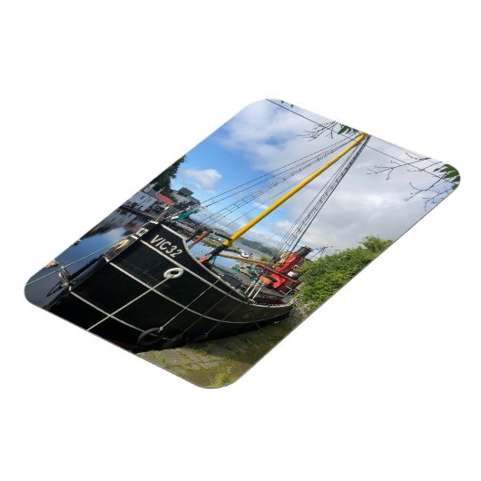 Vic32 Puffer Boat in Crinan Canal Basin, Schottlan Magnet (Linke Seite)