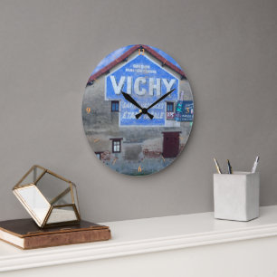 Vichy, en France. Große Wanduhr