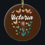 Victoria Birthday Sister Butterfly Dandelion Name Keramik Ornament<br><div class="desc">Victoria Geburtstag Schwester Butterfly Dandelion Name Geschenk. Perfektes Geschenk für Ihren Vater,  Mama,  Papa,  Männer,  Frauen,  Freunde und Familienmitglieder am Erntedank Tag,  Weihnachten,  Muttertag,  Vatertag,  4. Juli,  1776 Unabhängiger Tag,  Veteranen Tag,  Halloween,  Patrick's Day</div>