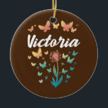 Victoria Birthday Sister Butterfly Dandelion Name Keramik Ornament<br><div class="desc">Victoria Geburtstag Schwester Butterfly Dandelion Name Geschenk. Perfektes Geschenk für Ihren Vater,  Mama,  Papa,  Männer,  Frauen,  Freunde und Familienmitglieder am Erntedank Tag,  Weihnachten,  Muttertag,  Vatertag,  4. Juli,  1776 Unabhängiger Tag,  Veteranen Tag,  Halloween,  Patrick's Day</div>