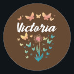 Victoria Birthday Sister Butterfly Dandelion Name Runder Aufkleber<br><div class="desc">Victoria Geburtstag Schwester Butterfly Dandelion Name Geschenk. Perfektes Geschenk für Ihren Vater,  Mama,  Papa,  Männer,  Frauen,  Freunde und Familienmitglieder am Erntedank Tag,  Weihnachten,  Muttertag,  Vatertag,  4. Juli,  1776 Unabhängiger Tag,  Veteranen Tag,  Halloween,  Patrick's Day</div>