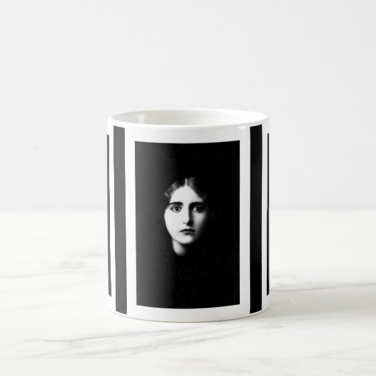 Victorian woman with haunting expression kaffeetasse (Mittel)