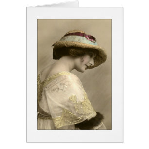 Victorianische Frau in Hut und Perlenkleid