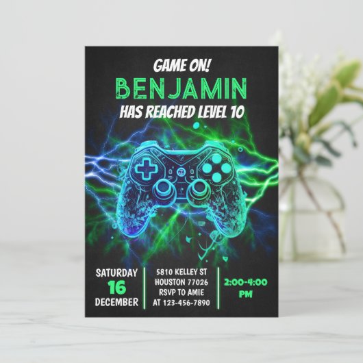 Video Game Birthday Party Level Up Game on Nebel Einladung (Stehend Vorderseite)