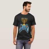 Video Game Controller Hanukkah 2022 Menorah Candle T-Shirt (Vorne ganz)