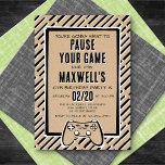Video Game Funny Birthday Einladung<br><div class="desc">Sie werden gewollt, ihr Spiel für dieses Party zu unterbrechen! Dieses Videospiel Geburtstagsdesign hat kühnen und edlen Styling mit einem handgezeichnet Konsolen-Controller, um die Bühne für eine große Feier Set. Das Schwarz-Weiß-Farbschema auf Kraftpapier und die schweren Schriftart sind perfekt für Spieler jeden Alters. Laden Sie Ihre digitale Kopie noch heute...</div>