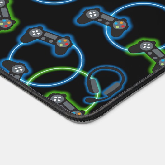 Video Game Neon Blue & Green Pattern Monogram Schreibtischunterlage (Ecke)