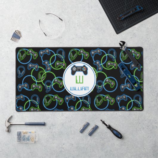 Video Game Neon Blue & Green Pattern Monogram Schreibtischunterlage (Arbeitsplatz)