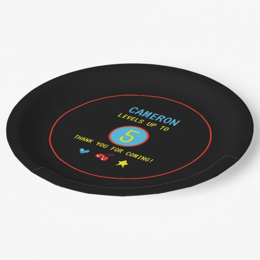 Video Gamer Pixel Individuelle Name und Alter 5. G Pappteller (Schrägansicht)