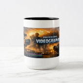 Videographer with action zweifarbige tasse (Mittel)