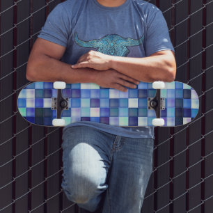 Videospiel-Pixel blaues Quadratmuster Skateboard