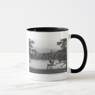 Vieh durch einen Teich mit zwei Cowboys Tasse