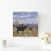 Vieh - Raum mit einer Ansicht Quadratische Wanduhr (Zuhause)