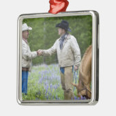 Viehzüchter, die Hände über herein fechten rütteln Silbernes Ornament (Links)