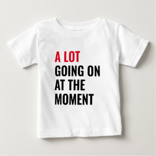 Viel geht im Moment zum lustigen Sprichwort Konzer Baby T-shirt