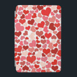 Viel Liebe iPad Mini Hülle<br><div class="desc">Niedliches Mini-Rosa und rote Herzen in einem Mosaikmuster.</div>