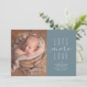 Viel mehr Liebe-Blue-Foto-Geburtsankündigung (Stehend Vorderseite)