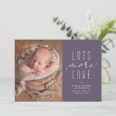 Viel mehr Liebe lila Foto Geburtsankündigung (Stehend Vorderseite)