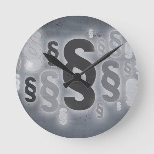 Viele Absätze vor dem Betonwandkonzept Runde Wanduhr