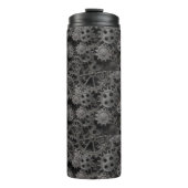 Viele alten rostigen Metallgänge oder Thermosbecher (Vorderseite)