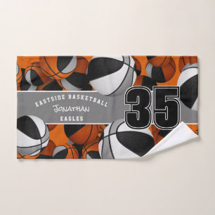 Viele Basketballbälle, die vom Team selbst ausgetr Handtuch