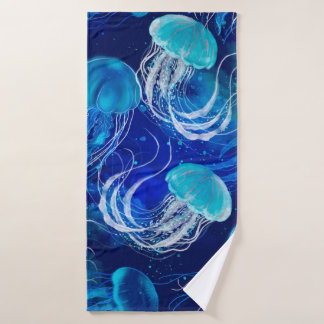 Viele blaue Quallen schwimmen unter Wasser. Seamle Badehandtuch