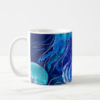 Viele blaue Quallen schwimmen unter Wasser. Seamle Kaffeetasse
