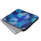 Viele blaue Quallen schwimmen unter Wasser. Seamle Laptopschutzhülle (Vorne Knopf)