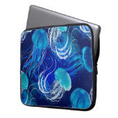 Viele blaue Quallen schwimmen unter Wasser. Seamle Laptopschutzhülle (Vorderseite Links)