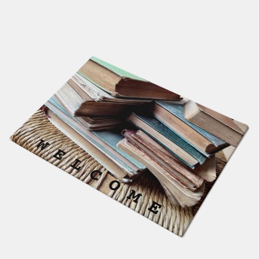 Viele Bücher auf einem alten Stuhl Fußmatte (Schrägansicht)