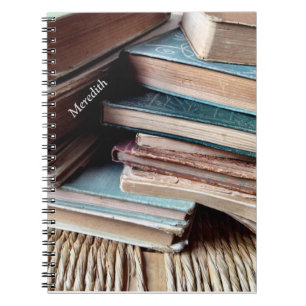 Viele Bücher auf einem alten Stuhl Notizbuch