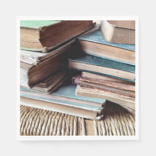 Viele Bücher auf einem alten Stuhl Serviette