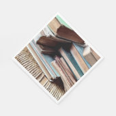 Viele Bücher auf einem alten Stuhl Serviette (Ecke)