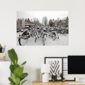 Viele Fahrräder im Winter in Amsterdam Niederlande Poster (Heimbüro)