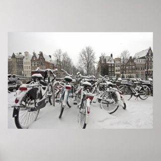 Viele Fahrräder im Winter in Amsterdam Niederlande Poster