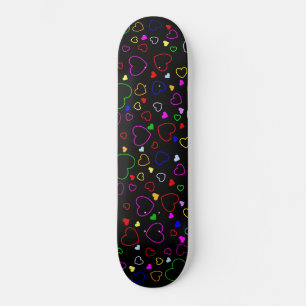 Viele farbenfrohe Herzen auf der schwarzen Skatebo Skateboard