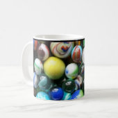 Viele farbenfrohe Murmeln Kaffeetasse (Vorderseite Links)