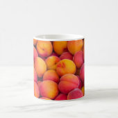 Viele frische Pfirsiche Kaffeetasse (Mittel)