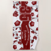 Viele Fußball-Bälle, der Teamname Maroon Strandtuch (Vorderseite)