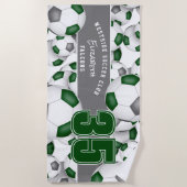 Viele Fußball-Bälle grün grau mit Jerseynummer Strandtuch (Vorderseite)