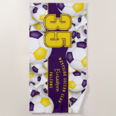 Viele Fußballbälle lila Goldmannschaftsfarbengesch Strandtuch (Vorderseite)