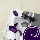 Viele Fußballbälle lila Graue Teamgeschenke Strandtuch (Beispiel)