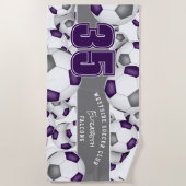 Viele Fußballbälle lila Graue Teamgeschenke Strandtuch (Vorderseite)