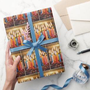 Viele Geburtstagskerzen auf einer Schokoladentorte Geschenkpapier