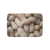 Viele gesalzene, geröstete Erdnüsse in der Muschel Badematte (Vorderseite)